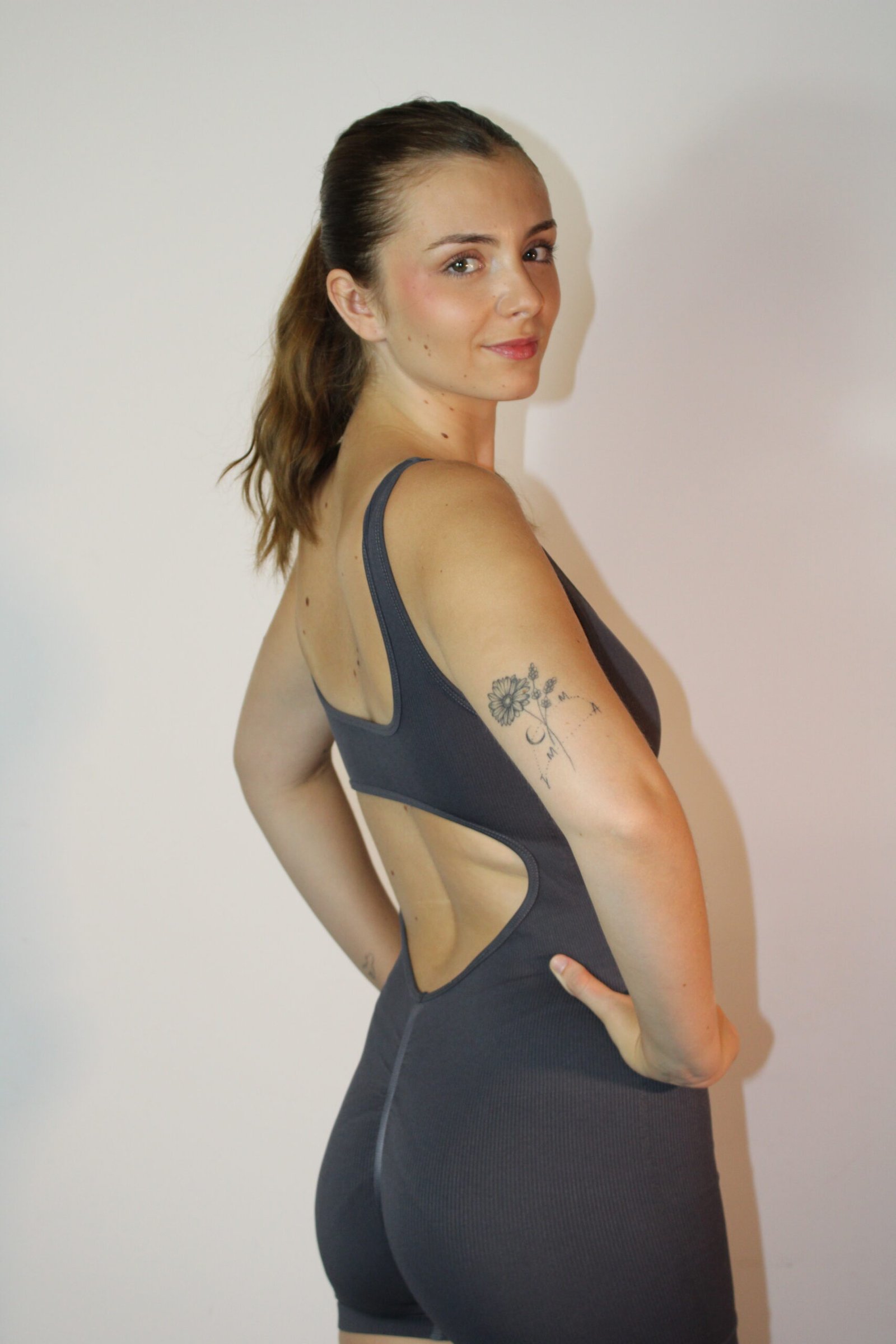 Mono Gris Corto Gym Efecto Push Up - Imagen 4